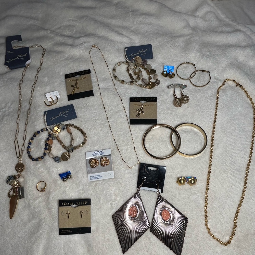 Gold Color/Toned 18 Piece Lot Of  Miscellaneous Jewelry